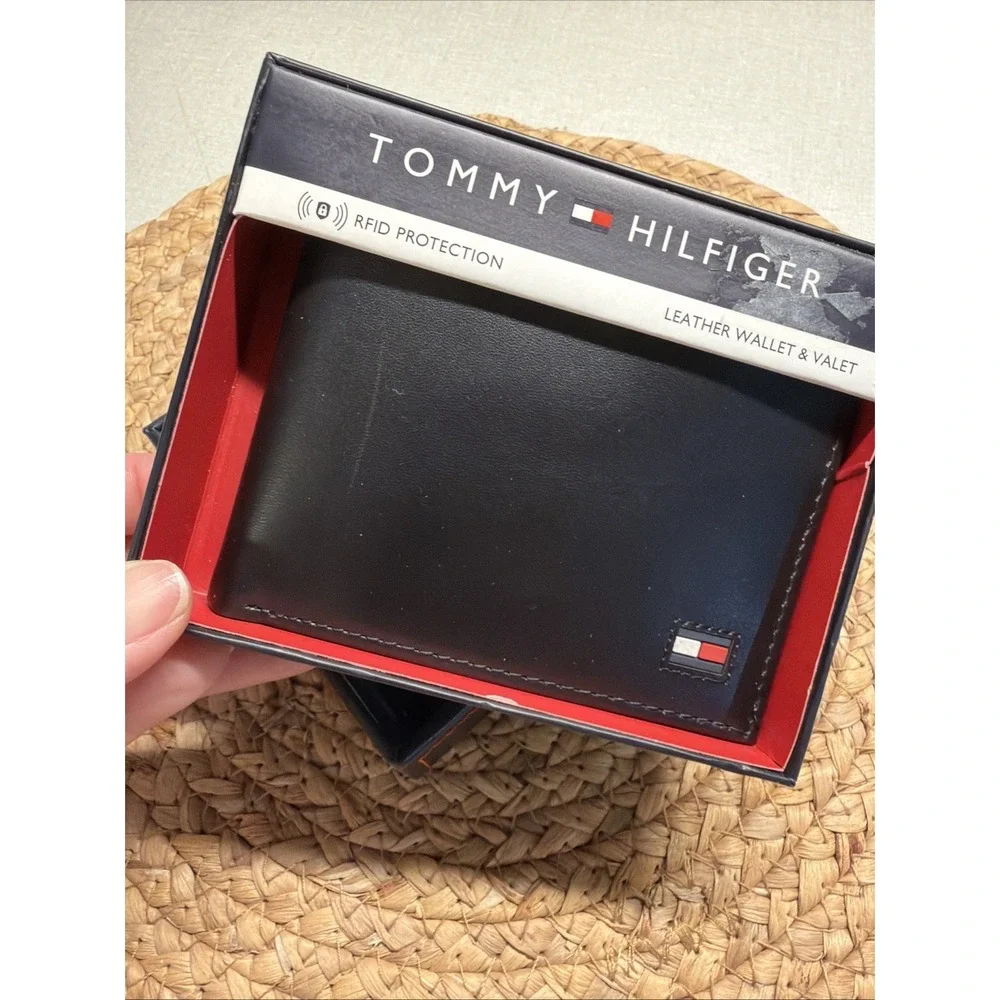 Tommy Hilfiger Men's RFID Protection Leather Wallet Bifold Brown 31HP220033